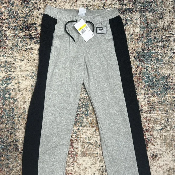Brand NEW! Women’s Nike sweats. - Picture 3 of 5